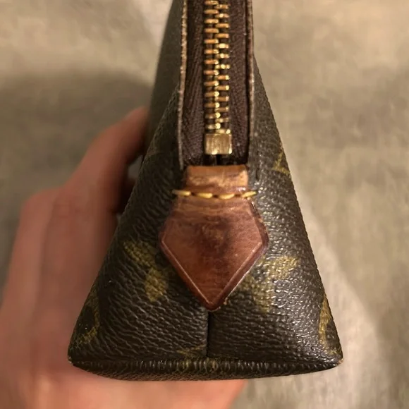 Louis Vuitton Cosmetic Case - Picture 5 of 9